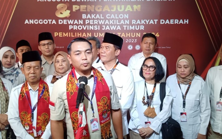 DPD Partai Gerindra Jawa Timur saat mendaftarkan 120 bakal calon legislatif (bacaleg) mereka ke KPU Jatim, Sabtu (13/5/2023).