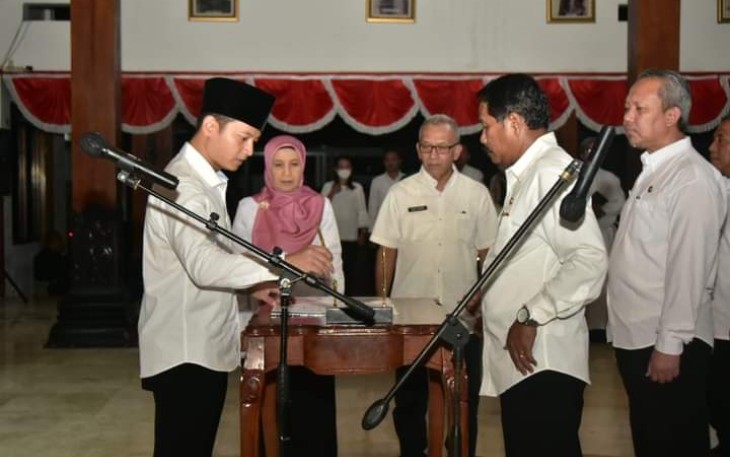 Bupati Trenggalek, Mochamad Nur Arifin, saat melantik 5 Pejabat Tinggi Pratama, di Pendapa Manggala Praja Nugraha, Selasa malam (3/1/2023) (Foto, Hardi Rangga, klikwarta.com)
