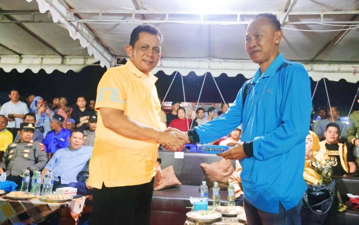 Gubernur Ansar Tutup Turnamen Bola Voli Masyarakat Tajur Biru