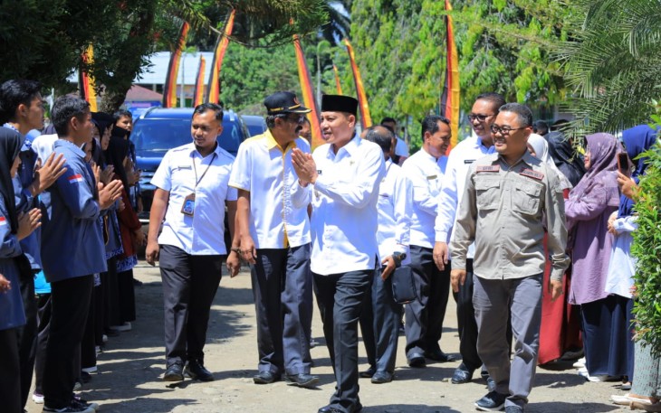 Bupati Pasaman Sabar AS membuka secara resmi turnamen futsal tingkat SMA/SMK/MA se-Provinsi Sumatera Barat (Sumbar) di SMA Negeri I Tigo Nagari, Pasaman, Rabu (14/12/2023)
