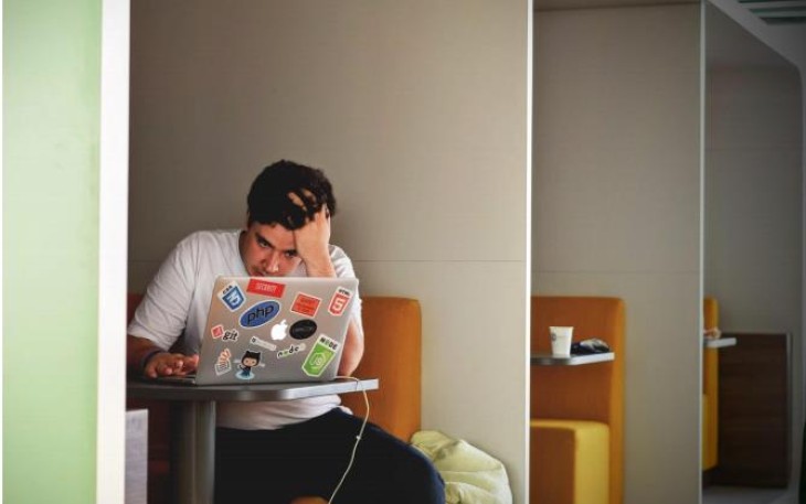 Ilustrasi generasi Z yang menjalani budaya hidup Hustle Culture. Foto: Unsplash