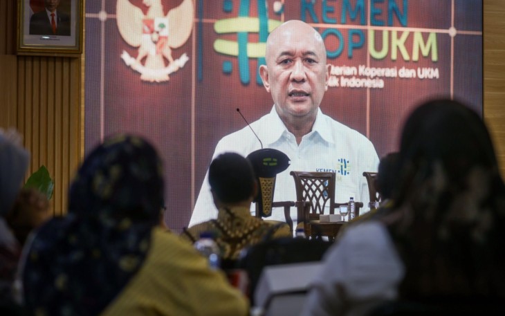Menteri Teten secara virtual, saat memberikan sambutan dalam acara Seminar Nasional Optimalisasi Layanan Bantuan dan Pendampingan Hukum bagi Pelaku UMK yang diselenggarakan oleh KemenKopUKM, Jumat (23/6).