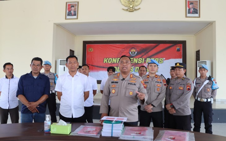 Kapolres Demak AKBP Budi Adhy Buono didampingi Kasat Reskrim AKP Winardi dan Kasi Humas AKP Agus Tri saat pers rilis penyelewengan APBDes tahun 2021 Desa Surodadi Kecamatan Sayung oleh mantan Kades AW.
