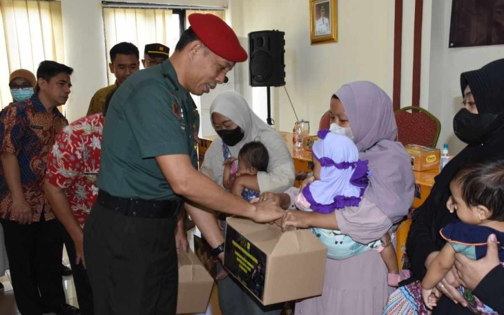 Kopassus saat Berikan Nutrisi Guna Penurunan Stunting di Wilayah Teritorialnya