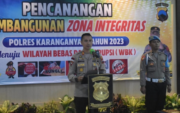  Kapolres Karanganyar AKBP Jerrold Hendra Yosef Kumontoy, saat memberikan sambutan dalam kegiatan pencanangan pembangunan zona integritas Polres Karanganyar menuju WBK 2023, Kamis (23/2/2023).