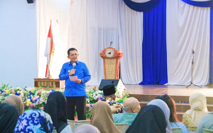 Gubernur Kepulauan Riau H. Ansar Ahmad saat Jadi Pemateri Kuliah Umum di UNRIKA Batan.