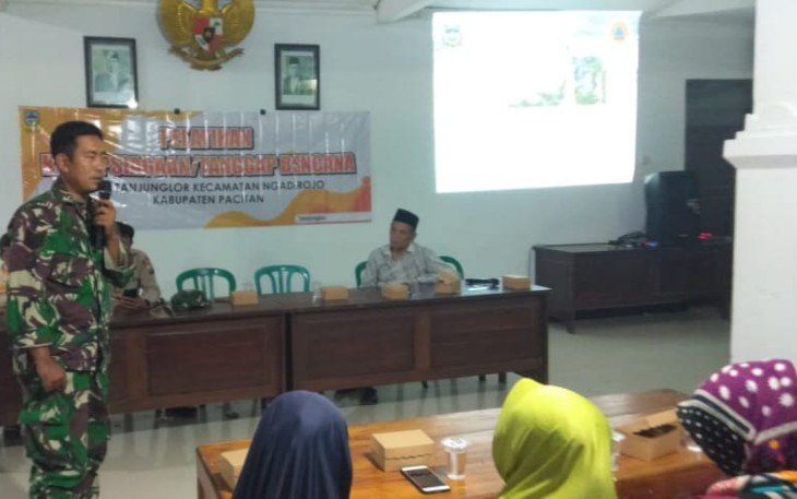 Babinsa Koramil 0801/08 Tulakan saat Berikan Bimbingan Peran dan Fungsi Linmas