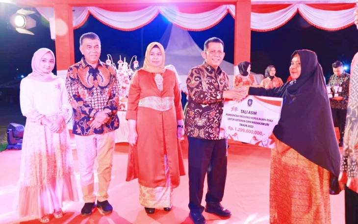 Gubernur Ansar menyerahkan bantuan secara simbolis kepada salah seorang anggota veteran bernama Agoesani.