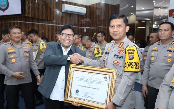 Kapolres Tapanuli Selatan (Tapsel), AKBP Imam Zamroni, S.I.K., M.H, saat menerima penghargaan bergengsi dari Ombudsman Republik Indonesia , Rabu (27/10/2023)