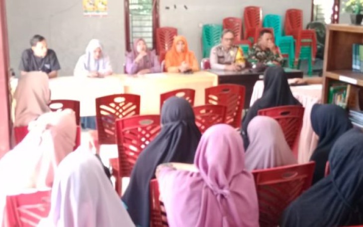 Bhabinkamtibmas Polsek Sipirok, Aipda Thomas M Harahap, ikut mengawal penyaluran Bantuan Langsung Tunai (BLT) tahap II, Jumat (4/8/2023) pagi.