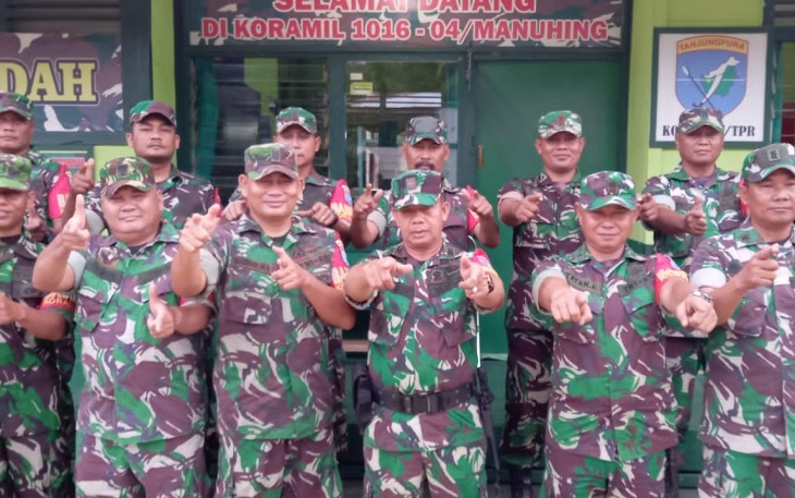 Lettu CPL Apolo Darmawan saat memberikan pengarahan kepada para anggota di ruang Koramil 04/Manuhing, Kabupaten Gunung Mas.