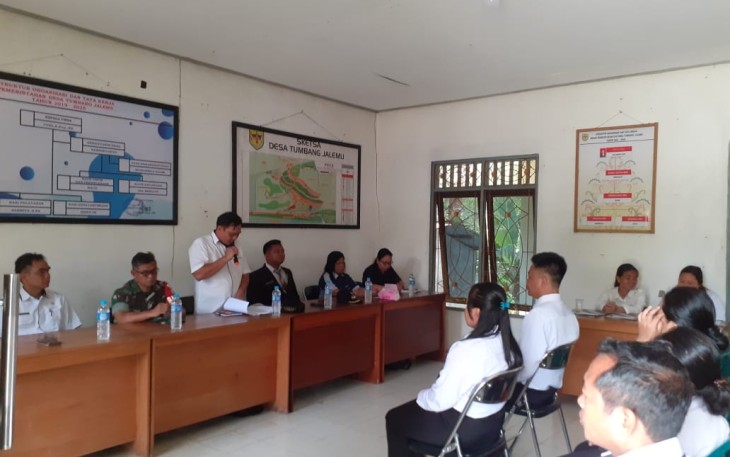 Babinsa Koramil Manuhing Hadiri Pengambilan Sumpah Janji dan Pelantikan Perangkat Desa Tumbang Jalemu