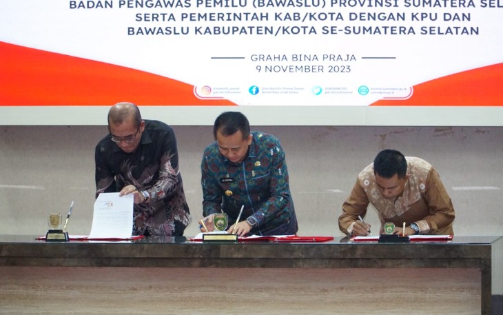 Pemerintah Provinsi, Kabupaten dan Kota Se-Sumsel saat Serentak Tandatangani NPHD Dana Pilkada