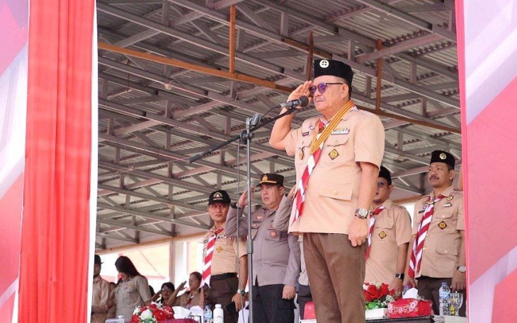 Wali Kota Bitung Maurits Mantiri saat memimpin upacara peringatan hari Pramuka Ke-62