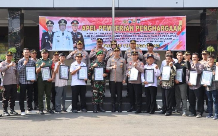 Kapolres Tulungagung, Polda Jatim AKBP Eko Hartanto, SIK, MH saat memberikan reward kepada Forkopimcam Kecamatan Gondang, Tiga Pilral Kelurahan Botoran dan Paguyuban Pencak Silat.