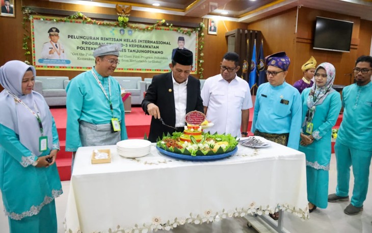 Potong Tumpeng oleh Gubernur Kepulauan Riau H. Ansar Ahmad 