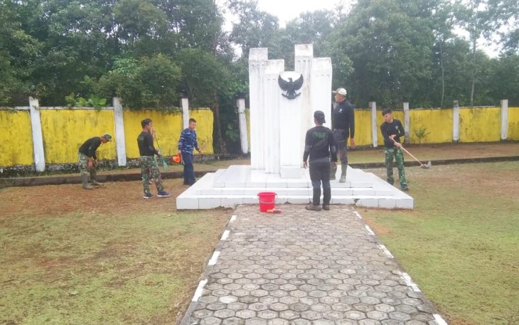 TNI AU Natuna saat Bersihkan TMP Ranai 