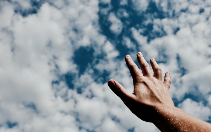 Genggaman tangan terbuka melepaskan mimpi dan harapan (Foto: unsplash.com)