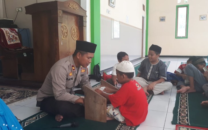 Kapolsek Enggano saat Mengajar Ngaji Anak-anak