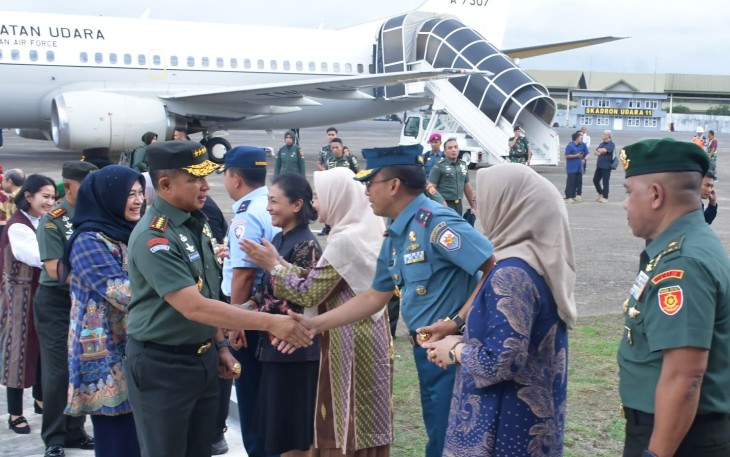 Komandan Lantamal VI (Danlantamal VI) Makassar Laksamana Pertama TNI Ivan Gatot Prijanto, S.E, M.Tr. Opsla., sambut kedatangan Panglima TNI Jenderal TNI Agus Subiyanto ,S.E, M.Si dan Ketum Dharma Pertiwi Ny. Evi Agus Subiyanto  beserta rombongan bertempat di Base Op Lanud Sultan Hasanuddin, Mandai Kab. Maros Provinsi Sulsel, Kamis (07/12/2023)