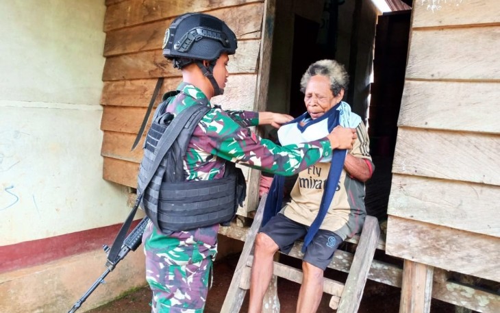 Satgas Pamtas Statis RI-PNG Yonif 111/KB saat Bagikan Pakaian Untuk Warga Pedalaman Papua Selatan