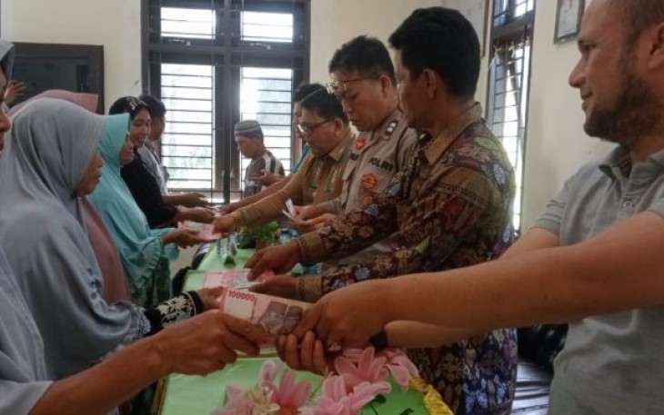 Sembari monitoring penyaluran bantuan langsung tunai (BLT), Bhabinkamtibmas Polsek Sipirok, Aiptu Anwar S Harahap, menyampaikan pesan Pemilu damai ke masyarakat, Sabtu (23/12/2023)