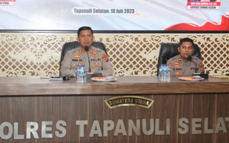 Kapolres Tapanuli Selatan (Tapsel), AKBP Imam Zamroni, SIK, MH, berdampingan dengan Kabag Ops, Kompol Johannes Napitupulu, SH, MH, memimpin Pelatihan (Lat) Pra Operasi Patuh Toba 2023, Senin (10/7/2023)
