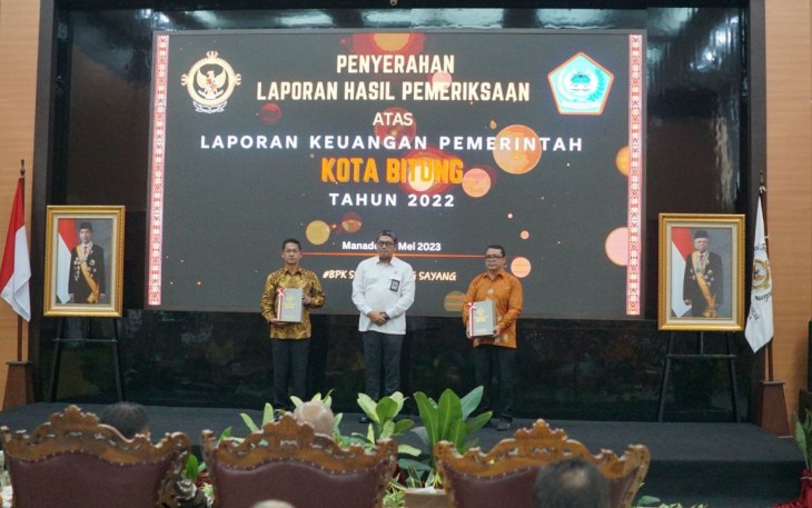 Wali Kota Bitung bersama Ketua DPRD Kota Bitung saat menerima penghargaan WTP yang ke-12 kali