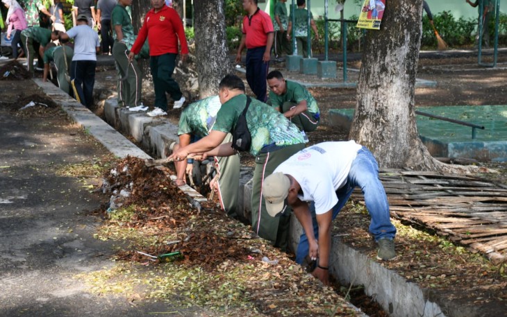 Kodim 0802/Ponorogo Gotong Royong Bersama Masyarakat Bersihkan Saluran Air