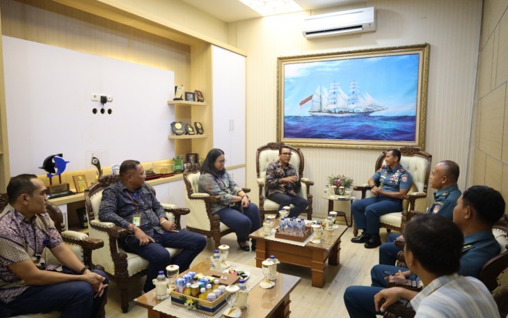 Komandan Pangkalan Utama TNI AL (Danlantamal) Brigjen TNI Marinir Joni Sulistiawan, S. H., M. Han menerima kunjungan kerja Executive General Manager PT Pertamina Patra Niaga Regional Jatimbalinus Bapak Dwi Puja Ariestya di Ruang Komandan Lantamal V Perak, Surabaya. Rabu (13/12/2023)