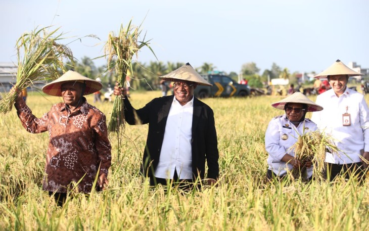 Wamendagri John Wempi Wetipo mengapresiasi pelaksanaan panen raya padi oleh kelompok tani Hidup Petani Nyata (HIPETA) di Desa Satuan Pemukiman 1 (SP1) Distrik Nabire Barat, Kabupaten Nabire, Provinsi Papua Tengah, Rabu (8/11/2023). 
