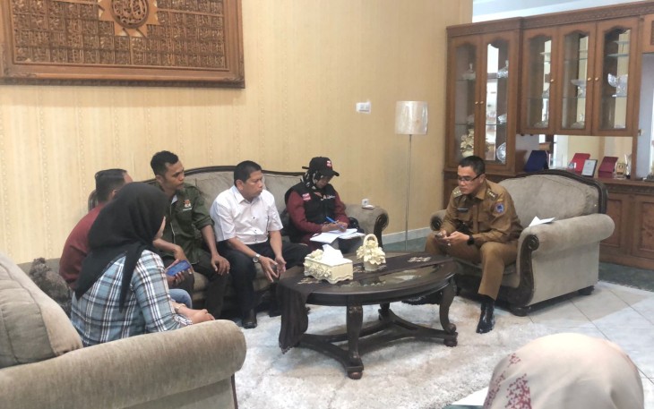 Petugas Pemutakhiran Data Pemilih (Pantarlih) didampingi Ketua KPU Kota Payakumbuh mendatangi rumah dinas Pj. Wali Kota.