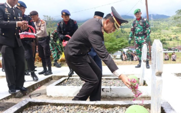 Kapolres Tapanuli Selatan (Tapsel), AKBP Imam Zamroni, SIK, MH, Ziarah Nasional ke Taman Makam Pahlawan, Jumat (10/11/2023) pagi.