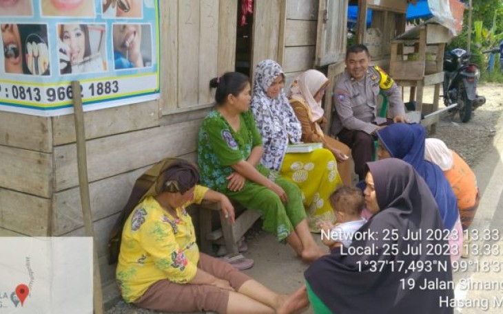 Bhabinkamtibmas Polsek Sipirok, Aipda Robinson Sihombing, melaksanakan sambang serta tatap muka terhadap warga