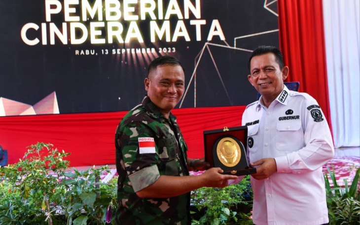 Gubernur Ansar saat Hadiri Lepas Sambut Danrem 033/WP    