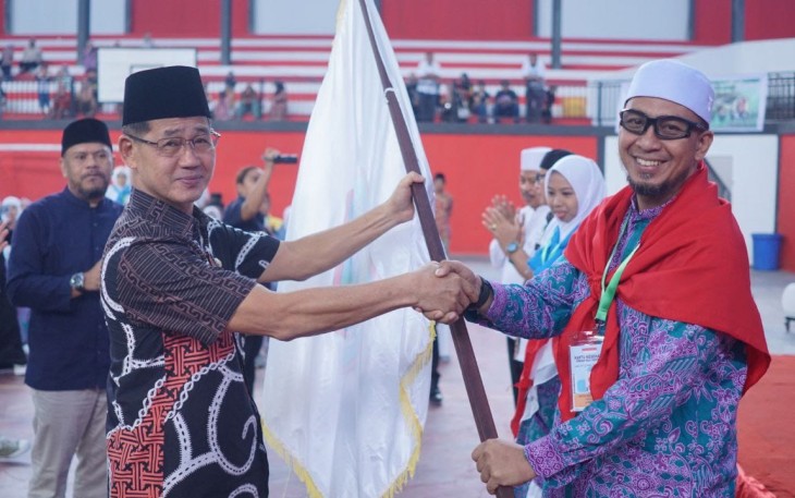 Wakil walikota Bitung Hengky Honandar saat melepas jamaah haji Kota Bitung