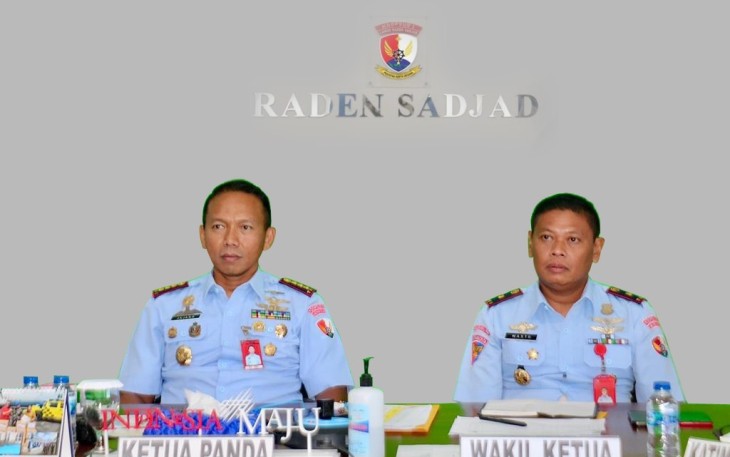 Danlanud RSA Kolonel Pnb Jajang Setiawan, S.M., M.Han., PSC(J)., beserta jajaran saat mengikuti video conference (Vicon) integrasi Sidang Penentuan Terakhir Daerah Gabungan (Pantukhirdagab) Penyediaan Taruna Taruni Akademi Angkatan Udara (AAU) Tahun 2023 bertempat di Ruang Rapat Mako Lanud RSA, Kamis (15/6/2023).