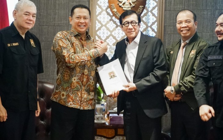 Bamsoet saat bertemu Menteri Hukum dan HAM sekaligus Dewan Penasehat PERIKHSA Yasonna Laoly, di Kantor Kemenkumham, Jakarta, Selasa (7/3/23).