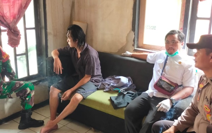 Sersan Dua (Serda) Mulyono Bintara Pembina Desa (Babinsa) Koramil 0602-19/Cikande Kodim 0602/Serang bersama Anggota Polsek Cikande Aiptu Suriat, membantu petugas Puskesmas melaksanakan proses evakuasi terhadap Orang Dalam Gangguan Jiwa (ODGJ) 