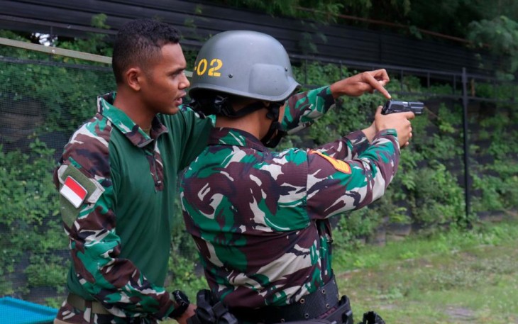 Taruna AAL Tingkat IV saat Berlatih Menembak Pistol  