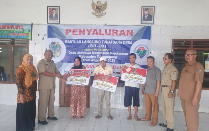 Pemdes Jatidowo saat Salurkan BLT-DD Kepada 20 Keluarga Penerima Manfaat (KPM) yang diterimakan di Balai Desa setempat.