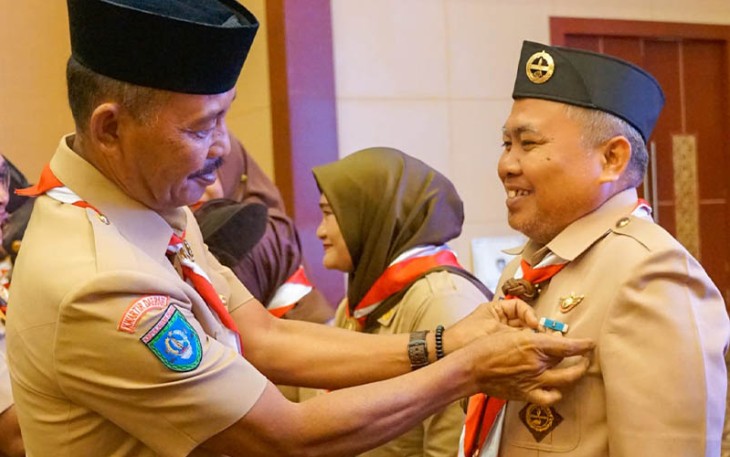 Sekdaprov Adi Sematkan Lencana Pancawarsa kepada Kakak-kakak Kwarda Kepri
