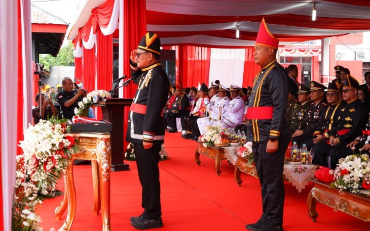 Wali Kota Bitung Maurits Mantiri saat melakukan penghormatan pada pengibaran bendera merah putih