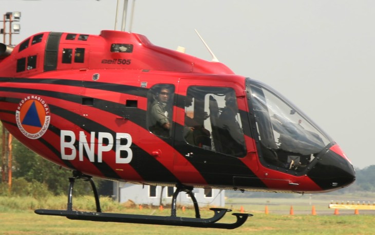 Kepala BNPB Letjen TNI Suharyanto saat meninjau langsung lokasi terdampak kebakaran hutan dan lahan (Karhutla) dengan menggunakan helikopter patroli. 