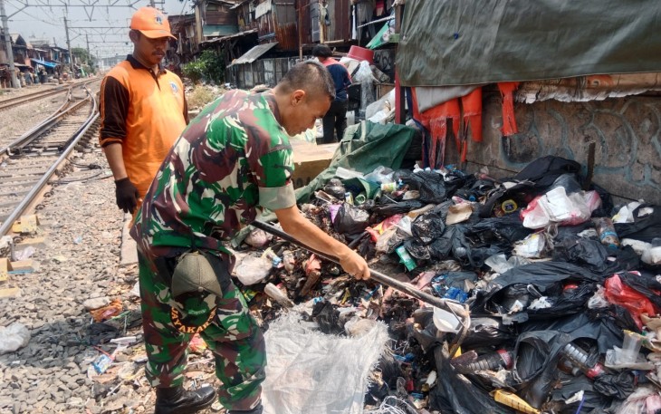 Babinsa Koramil 04/Gambir Bersama PPSU Melaksanakan Kerja Bakti