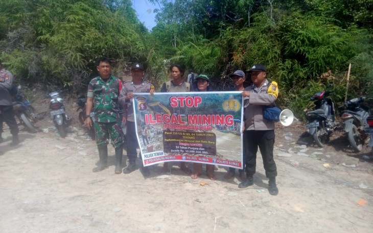Babinsa Koramil Tewah Bersama Bhabinkamtibmas saat Lakukan Patroli Dialogis Terkait Ilegal Mining 
