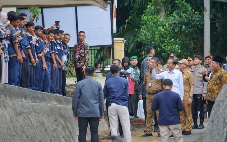 Hari kedua kunjungan kerjanya di Provinsi Bengkulu, Presiden RI Joko Widodo didampingi Gubernur Bengkulu Rohidin Mersyah, mengawali agenda dengan mengunjungi SMK Negeri 2 Kabupaten Bengkulu Tengah