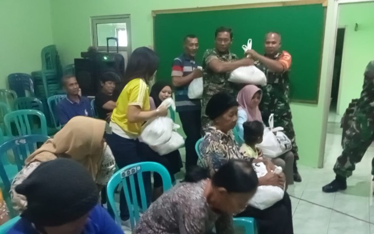 TNI Madiun Beri Bantuan Sembako Bagi Warga Kurang Mampu