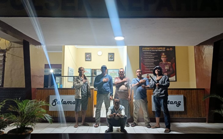 Tersangka (jongkok diborgol) saat diamankan