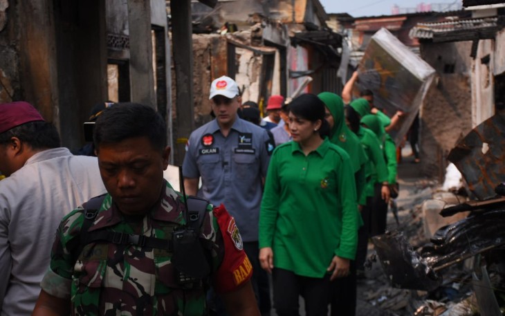 Persit KCK Cabang XV Kodim 0501/JP saat salurkan Bantuan Kepada 40 KK Terdampak Bencana Kebakaran di Kebun Kosong Jakpus